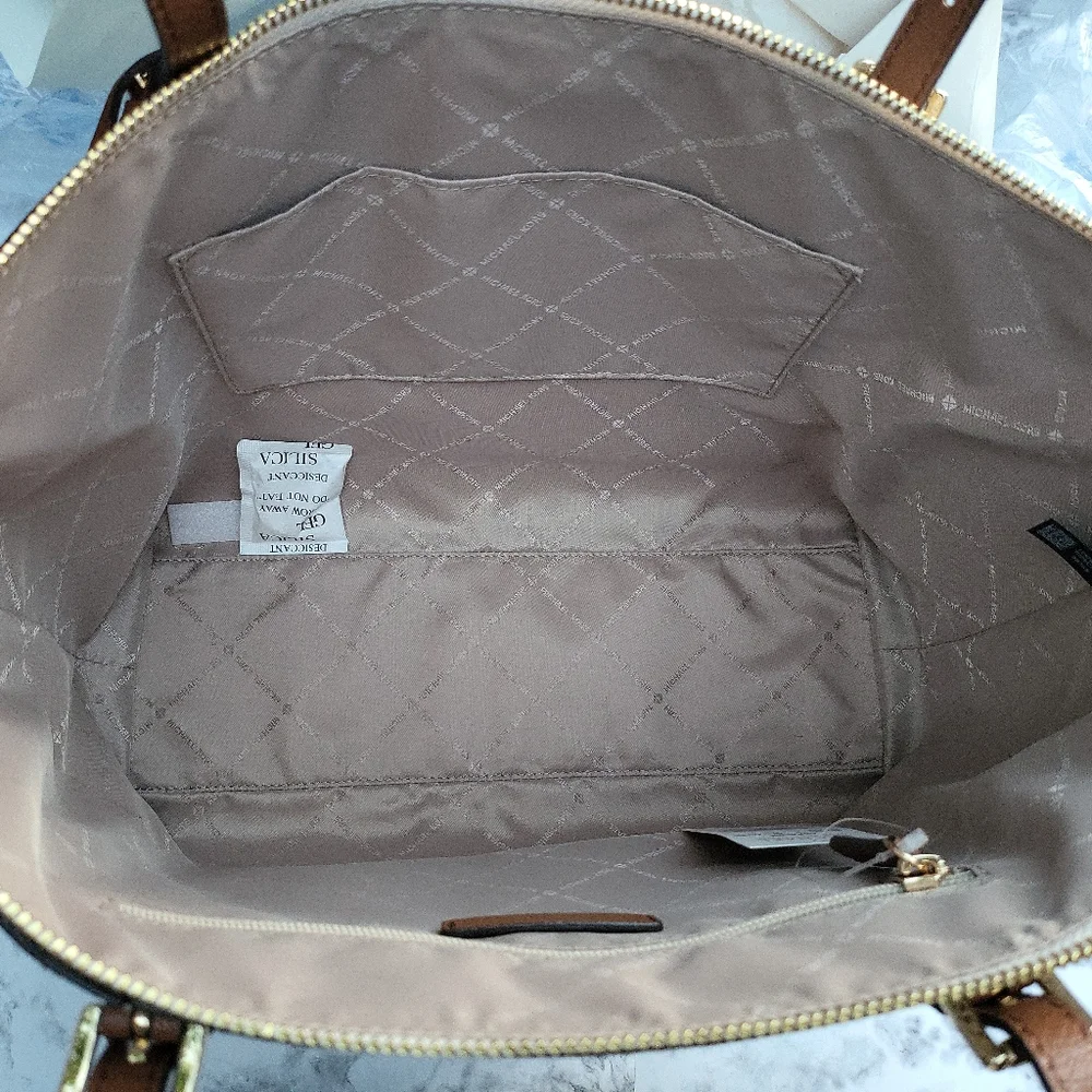 🔥SOLD🔥🌺Michael Kors🌺 CORALINE Large Logo and Leather Tote Bag & Wallet - Picture 9 of 16